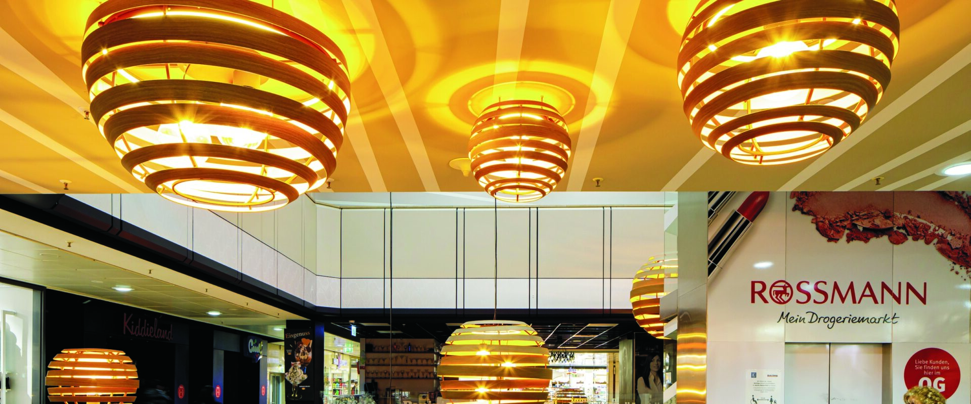 Das Innere des Allee Center Essen - Altenessen, erleuchtet von den hochwertigen Leuchten von Bergmeister Leuchten.